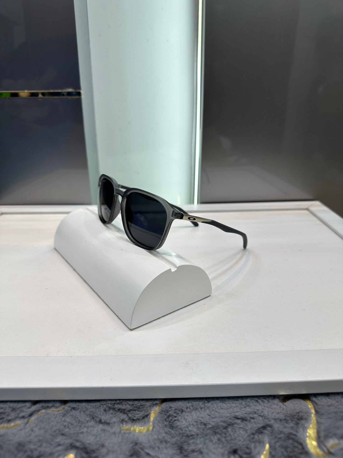 Oakle y 4932 Grey Ultimate Luxury Shade With Original Packaging
